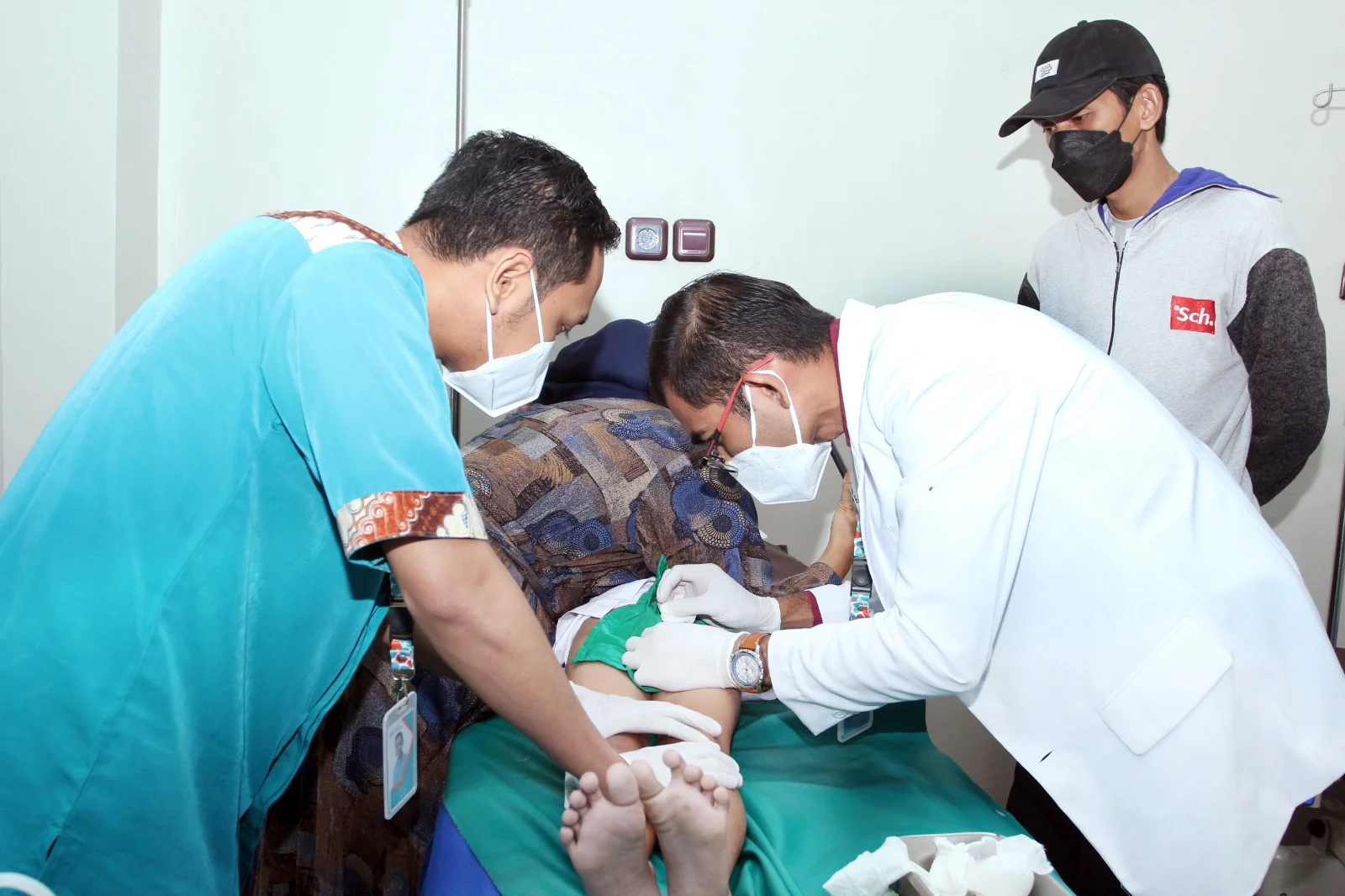 Tindakan bedah ringan aman ditangani tenaga medis kompeten berpengalaman.