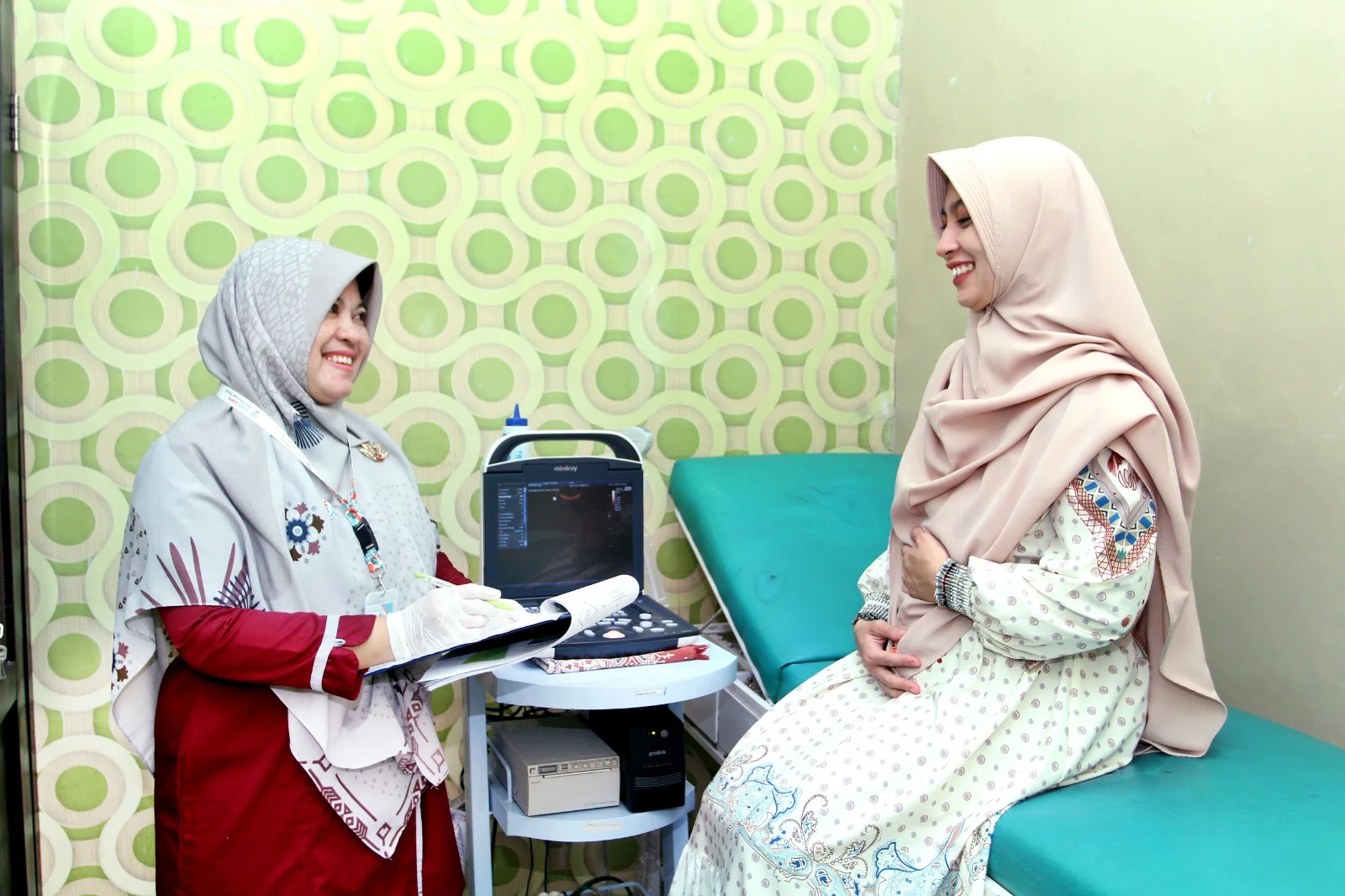 Pemeriksaan kehamilan rutin untuk memantau kesehatan ibu dan janin.