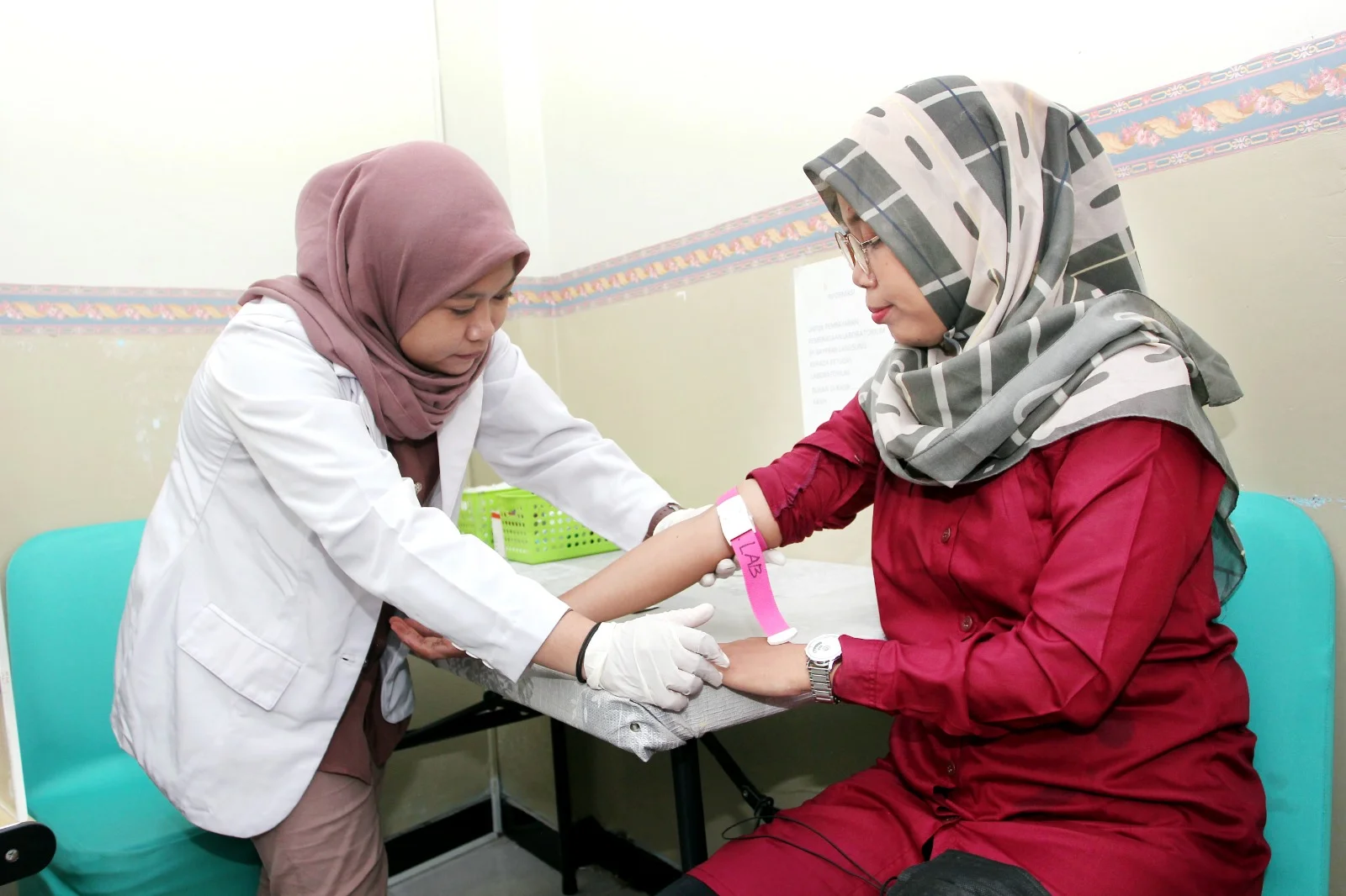 Layanan keluarga berencana dengan metode aman dan konsultasi terpercaya.