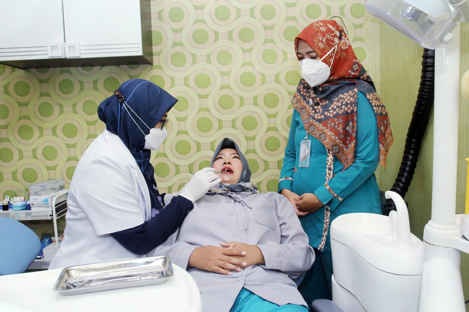 Perawatan dan konsultasi kesehatan gigi serta mulut profesional terpercaya.